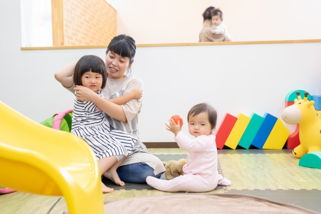 子どもと遊ぶ女性スタッフ